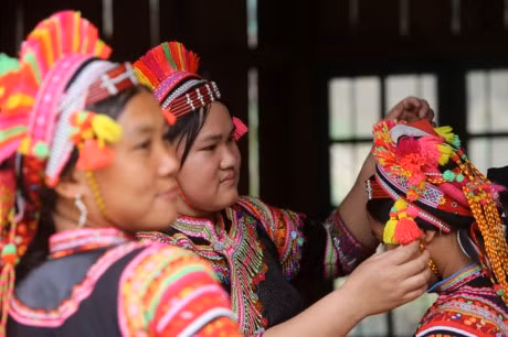 Người La Hủ hay còn gọi là Xá Lá Vàng, Cò Xung, Khù Sung, Khả Quy... hiện có khoảng 10.000 người, sinh sống chủ yếu ở đầu nguồn sông Đà, thuộc huyện Mường Tè, tỉnh Lai Châu. Tuy cuộc sống còn nhiều khó khăn, song đồng bào La Hủ nơi đây vẫn chú trọng gìn giữ bản sắc văn hóa truyền thống, nhất là phụ nữ mặc áo dài tà đen làm nổi bật vóc dáng. Phơ cơ zỡ – tiếng La Hủ có nghĩa là áo dài. Người La Hủ ở Mường Tè thường mặc áo dài tà đen. Các họa tiết, hoa văn... trên mỗi bộ trang phục phụ nữ La Hủ nói lên sự gắn bó giữa cơ thể con người trong sự vận động của cuộc sống với thiên nhiên. Áo dài của người La Hủ ngoài việc mặc ôm sát làm nổi bật đường cong của cơ thể người phụ nữ, còn đẹp ở cách phối màu sắc, cách trang trí và kỳ công của người làm. Mỗi người con gái La Hủ khi đến tuổi thành niên đều tự ý thức may cho mình một chiếc áo dài. Con gái La Hủ thường mặc loại áo cánh tay có nhiều sắc đỏ thể hiện sức sống tươi trẻ và niềm tin yêu cuộc sống. Do hoàn toàn được làm thủ công, nên thời gian để người La Hủ may một chiếc áo dài có khi mất cả tháng mới xong. Duyên dáng thiếu nữ dân tộc La Hủ. Cao nhất trên đầu là vành khăn trang trí với 5 màu sắc. Khăn quấn đầu chủ yếu được làm bằng vải đủ màu và hạt cườm rủ xuống, tạo nét khả ái cho khuôn mặt của người phụ nữ. Để có được bộ trang phục, khăn đội đầu đẹp, đòi hỏi ý tưởng sáng tạo nghệ thuật của người làm. Màu sắc chủ đạo được phối ở cánh tay và điểm xuyết bạc trắng ở thân áo. Làm đẹp cho thân áo còn có sự kết hợp của các hoa văn làm bằng nhôm hình tròn, hình tam giác. Một chiếc áo đẹp còn ở cách trang trí, bài trí những đường diềm tỉ mỉ trên thân áo, tay áo nổi bật lên trên nền vải đen với nhiều màu chỉ đen, đỏ, vàng... May tay áo là công đoạn chiếm nhiều thời gian nhất, có thể tận dụng vải cũ làm lớp lót bên trong, phía ngoài được may ngược. Một ngày với người phụ nữ La Hủ được bắt đầu bằng việc vận trang phục và công đoạn lâu nhất là bện tóc, bọc bằng sợi dây vải màu hồng. Mũ đội đầu Người La Hủ khâu ngực áo rất cẩn thận, đây là công đoạn tách rời những đường viền xếp chồng lên nhau của các loại vải. Việc này không chỉ thể hiện sự khéo léo của những người phụ nữ, mà còn là một trong những nét đẹp trong văn hóa truyền thống của người La Hủ. Vòng quấn đầu được làm từ cây song, mây trên rừng và được điểm tô bằng những chiếc ghim nhôm trang trí. Trang phục truyền thống dân tộc La Hủ đang có nguy cơ mai một, do những thách thức từ điều kiện kinh tế - xã hội.. ...Và việc đồng hóa giữa các dân tộc về phong tục, trang phục. Lớp trẻ dân tộc La Hủ ngày nay thường tự ti khi mặc áo dài dân tộc mình.