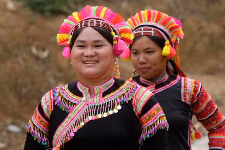 Người La Hủ hay còn gọi là Xá Lá Vàng, Cò Xung, Khù Sung, Khả Quy... hiện có khoảng 10.000 người, sinh sống chủ yếu ở đầu nguồn sông Đà, thuộc huyện Mường Tè, tỉnh Lai Châu. Tuy cuộc sống còn nhiều khó khăn, song đồng bào La Hủ nơi đây vẫn chú trọng gìn giữ bản sắc văn hóa truyền thống, nhất là phụ nữ mặc áo dài tà đen làm nổi bật vóc dáng. Phơ cơ zỡ – tiếng La Hủ có nghĩa là áo dài. Người La Hủ ở Mường Tè thường mặc áo dài tà đen. Các họa tiết, hoa văn... trên mỗi bộ trang phục phụ nữ La Hủ nói lên sự gắn bó giữa cơ thể con người trong sự vận động của cuộc sống với thiên nhiên. Áo dài của người La Hủ ngoài việc mặc ôm sát làm nổi bật đường cong của cơ thể người phụ nữ, còn đẹp ở cách phối màu sắc, cách trang trí và kỳ công của người làm. Mỗi người con gái La Hủ khi đến tuổi thành niên đều tự ý thức may cho mình một chiếc áo dài. Con gái La Hủ thường mặc loại áo cánh tay có nhiều sắc đỏ thể hiện sức sống tươi trẻ và niềm tin yêu cuộc sống. Do hoàn toàn được làm thủ công, nên thời gian để người La Hủ may một chiếc áo dài có khi mất cả tháng mới xong. Duyên dáng thiếu nữ dân tộc La Hủ. Cao nhất trên đầu là vành khăn trang trí với 5 màu sắc. Khăn quấn đầu chủ yếu được làm bằng vải đủ màu và hạt cườm rủ xuống, tạo nét khả ái cho khuôn mặt của người phụ nữ. Để có được bộ trang phục, khăn đội đầu đẹp, đòi hỏi ý tưởng sáng tạo nghệ thuật của người làm. Màu sắc chủ đạo được phối ở cánh tay và điểm xuyết bạc trắng ở thân áo. Làm đẹp cho thân áo còn có sự kết hợp của các hoa văn làm bằng nhôm hình tròn, hình tam giác. Một chiếc áo đẹp còn ở cách trang trí, bài trí những đường diềm tỉ mỉ trên thân áo, tay áo nổi bật lên trên nền vải đen với nhiều màu chỉ đen, đỏ, vàng... May tay áo là công đoạn chiếm nhiều thời gian nhất, có thể tận dụng vải cũ làm lớp lót bên trong, phía ngoài được may ngược. Một ngày với người phụ nữ La Hủ được bắt đầu bằng việc vận trang phục và công đoạn lâu nhất là bện tóc, bọc bằng sợi dây vải màu hồng. Mũ đội đầu Người La Hủ khâu ngực áo rất cẩn thận, đây là công đoạn tách rời những đường viền xếp chồng lên nhau của các loại vải. Việc này không chỉ thể hiện sự khéo léo của những người phụ nữ, mà còn là một trong những nét đẹp trong văn hóa truyền thống của người La Hủ. Vòng quấn đầu được làm từ cây song, mây trên rừng và được điểm tô bằng những chiếc ghim nhôm trang trí. Trang phục truyền thống dân tộc La Hủ đang có nguy cơ mai một, do những thách thức từ điều kiện kinh tế - xã hội.. ...Và việc đồng hóa giữa các dân tộc về phong tục, trang phục. Lớp trẻ dân tộc La Hủ ngày nay thường tự ti khi mặc áo dài dân tộc mình.