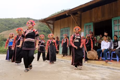 Người La Hủ hay còn gọi là Xá Lá Vàng, Cò Xung, Khù Sung, Khả Quy... hiện có khoảng 10.000 người, sinh sống chủ yếu ở đầu nguồn sông Đà, thuộc huyện Mường Tè, tỉnh Lai Châu. Tuy cuộc sống còn nhiều khó khăn, song đồng bào La Hủ nơi đây vẫn chú trọng gìn giữ bản sắc văn hóa truyền thống, nhất là phụ nữ mặc áo dài tà đen làm nổi bật vóc dáng. Phơ cơ zỡ – tiếng La Hủ có nghĩa là áo dài. Người La Hủ ở Mường Tè thường mặc áo dài tà đen. Các họa tiết, hoa văn... trên mỗi bộ trang phục phụ nữ La Hủ nói lên sự gắn bó giữa cơ thể con người trong sự vận động của cuộc sống với thiên nhiên. Áo dài của người La Hủ ngoài việc mặc ôm sát làm nổi bật đường cong của cơ thể người phụ nữ, còn đẹp ở cách phối màu sắc, cách trang trí và kỳ công của người làm. Mỗi người con gái La Hủ khi đến tuổi thành niên đều tự ý thức may cho mình một chiếc áo dài. Con gái La Hủ thường mặc loại áo cánh tay có nhiều sắc đỏ thể hiện sức sống tươi trẻ và niềm tin yêu cuộc sống. Do hoàn toàn được làm thủ công, nên thời gian để người La Hủ may một chiếc áo dài có khi mất cả tháng mới xong. Duyên dáng thiếu nữ dân tộc La Hủ. Cao nhất trên đầu là vành khăn trang trí với 5 màu sắc. Khăn quấn đầu chủ yếu được làm bằng vải đủ màu và hạt cườm rủ xuống, tạo nét khả ái cho khuôn mặt của người phụ nữ. Để có được bộ trang phục, khăn đội đầu đẹp, đòi hỏi ý tưởng sáng tạo nghệ thuật của người làm. Màu sắc chủ đạo được phối ở cánh tay và điểm xuyết bạc trắng ở thân áo. Làm đẹp cho thân áo còn có sự kết hợp của các hoa văn làm bằng nhôm hình tròn, hình tam giác. Một chiếc áo đẹp còn ở cách trang trí, bài trí những đường diềm tỉ mỉ trên thân áo, tay áo nổi bật lên trên nền vải đen với nhiều màu chỉ đen, đỏ, vàng... May tay áo là công đoạn chiếm nhiều thời gian nhất, có thể tận dụng vải cũ làm lớp lót bên trong, phía ngoài được may ngược. Một ngày với người phụ nữ La Hủ được bắt đầu bằng việc vận trang phục và công đoạn lâu nhất là bện tóc, bọc bằng sợi dây vải màu hồng. Mũ đội đầu Người La Hủ khâu ngực áo rất cẩn thận, đây là công đoạn tách rời những đường viền xếp chồng lên nhau của các loại vải. Việc này không chỉ thể hiện sự khéo léo của những người phụ nữ, mà còn là một trong những nét đẹp trong văn hóa truyền thống của người La Hủ. Vòng quấn đầu được làm từ cây song, mây trên rừng và được điểm tô bằng những chiếc ghim nhôm trang trí. Trang phục truyền thống dân tộc La Hủ đang có nguy cơ mai một, do những thách thức từ điều kiện kinh tế - xã hội.. ...Và việc đồng hóa giữa các dân tộc về phong tục, trang phục. Lớp trẻ dân tộc La Hủ ngày nay thường tự ti khi mặc áo dài dân tộc mình.