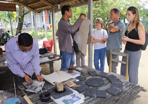 Khách du lịch rất thích thú với loại hình tranh dân gian này