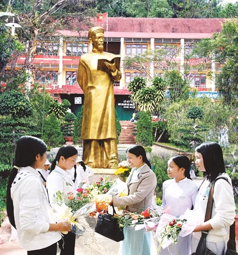 Cô và trò Trường trung học phổ thông Chu Văn An, thị xã Gia Nghĩa
