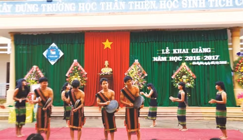 Học sinh Trường trung học phổ thông dân tộc nội trú N'Trang Lơng biểu diễn văn nghệ chào mừng năm học mới 2016 - 2017
