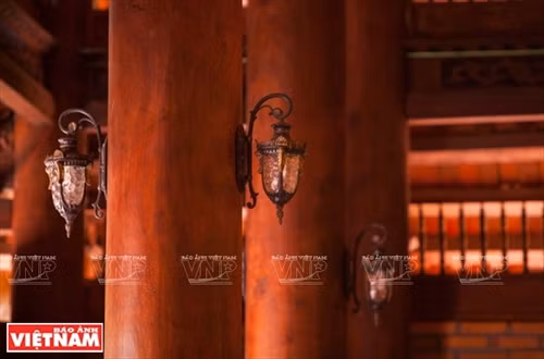 Những cây cột gỗ lim to lớn trong Chánh điện.