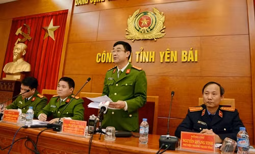 Đại tá Phạm Ngọc Thắng, Phó Giám đốc Công an tỉnh, Thủ trưởng Cơ quan cảnh sát điều tra Công an tỉnh Yên Bái thông tin cho các cơ quan báo chí về vụ án. Ảnh: Thế Duyệt – TTXVN