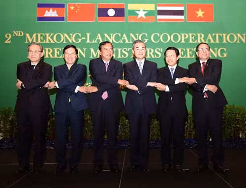 Phó Thủ tướng, Bộ trưởng Ngoại giao Phạm Bình Minh (thứ hai, trái sang) chụp ảnh chung với Ngoại trưởng các nước tại Hội nghị. THX/ TTXVN