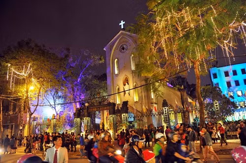 Đêm Giáng sinh 2016, khắp các phố phường khu vực nội thành Hà Nội, đặc biệt là tại các nhà thờ, phố đi bộ quanh hồ Hoàn Kiếm, không khí trở nên nhộn nhịp, sôi động với cảnh hàng vạn người đổ ra đường trong tiết trời se lạnh, trên những tuyến đường được trang hoàng lộng lẫy với ánh đèn lung linh sắc màu, cảnh sắc vui tươi, ấm áp bên người thân cùng vui đón Noel. Trong ảnh: Quang cảnh đón Giáng sinh tại nhà thờ Hàm Long. Ảnh: Minh Đức- TTXVN