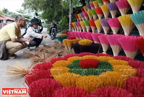 Những bó chân hương nhiều màu sắc được người thợ bày xòe ra trông như những bông hoa mời gọi du khách dừng chân trên bên đường Huyền Chân Công Chúa.