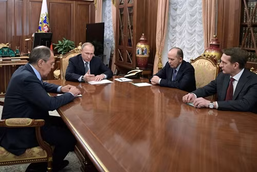 Tổng thống Nga Vladimir Putin (giữa) trong cuộc gặp Giám đốc Sở Mật vụ nước ngoài Sergei Naryshkin (phải) và Giám đốc Cơ quan tình báo liên bang Alexander Bortnikov (thứ hai, phải) sau vụ Đại sứ Nga Andrey Karlov (phía trước) bị tấn công tại trung tâm nghệ thuật ở Ankara (Thổ Nhĩ Kỳ) ngày 19/12. EPA/ TTXVN