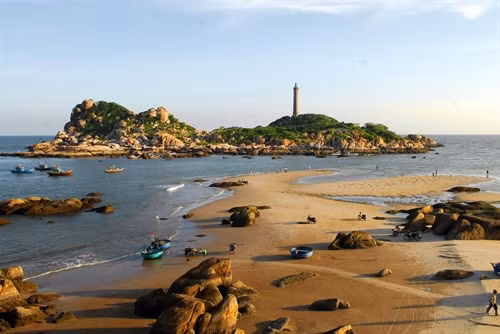 Hàng trăm cụm đá hoa cương khổng lồ, vàng rực, nằm rải rác quanh đảo Kê Gà và ngọn hải đăng.