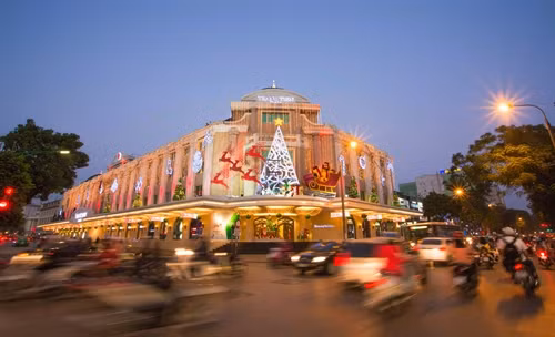 Trung tâm thương mại Tràng Tiền Plaza rực rỡ dưới ánh đèn màu.