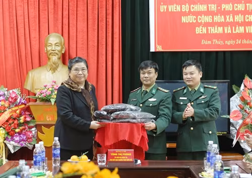Phó Chủ tịch Quốc hội Tòng Thị Phóng tặng quà lưu niệm cho cán bộ chiến sỹ Đồn Biên phòng Đàm Thủy, tỉnh Cao Bằng. Ảnh: Phương Hoa - TTXVN