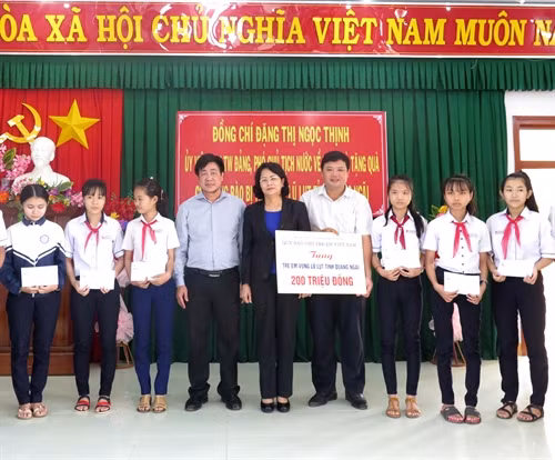 Phó Chủ tịch nước Đặng Thị Ngọc Thịnh tặng quà cho học sinh xã Đức Nhuận, huyện Mộ Đức. Ảnh: Phước Ngọc - TTXVN