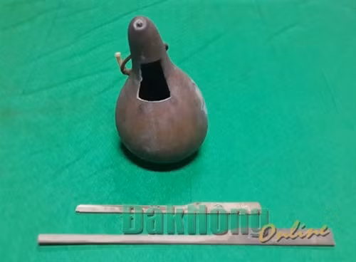 Dao cắt và trái bầu đựng rốn trẻ em mới sinh của dân tộc M’nông