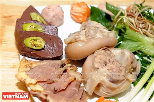 Khoanh giò heo tròn xoe, dày chừng 3 phân được chặt rất khéo từ cái chân giò trước của con lợn nên có đủ cả da, thịt, gân, mỡ, xương.