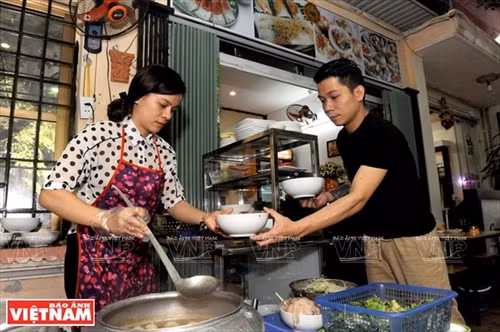 Bún bò Huế là món ăn bình dân nổi tiếng của người xứ Huế.