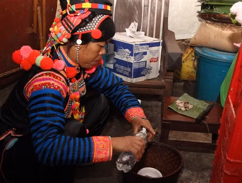 Chuẩn bị mâm cơm cúng tổ tiên.