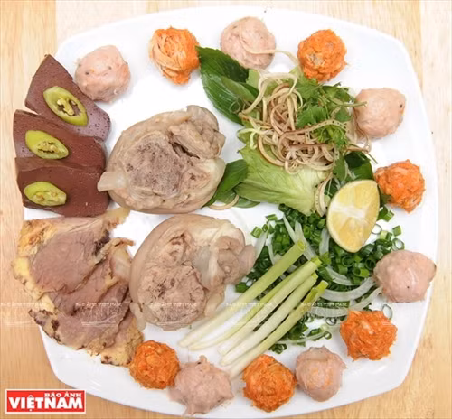 Nguyên liệu của món bún bò Huế gồm chân giò heo (lợn), một miếng tiết heo luộc, một viên chả cua hoặc chả bò, thịt bò và các rau sống ăn kèm.