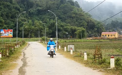 Những tuyến đường nhựa hóa góp phần làm thay đổi diện mạo vùng nông thôn xã Côn Lôn.