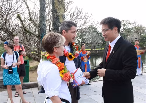 Hai vị khách là bà Pfister Nelda và ông Greber Rolan, Quốc tịch Thụy Sĩ là người may mắn được nhận quà tặng thứ 2,5 triệu đến tham quan khu Di sản Huế.