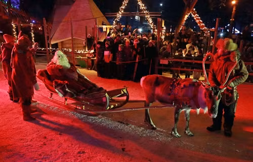 Ngôi làng của các ông già Noel ở vùng Rovaniemi của Phần Lan vẫn là điểm đến hấp dẫn du khách mỗi dịp Giáng sinh. Khách du lịch tới địa phương này với mong muốn được mục sở thị hình ảnh ông già Noel cưỡi cỗ xe tuần lộc đi khắp thế gian, mang theo nhiều món quà Giáng sinh tới từng ngôi nhà để phân phát quà cho các em nhỏ cũng như mang lại điều chúc tốt lành cho người dân mỗi dịp Giáng sinh và Năm mới. Trong ảnh: Ông già Noel chuẩn bị hành trình trao quà Giáng sinh tại Rovaniemi ngày 23/12. THX/ TTXVN
