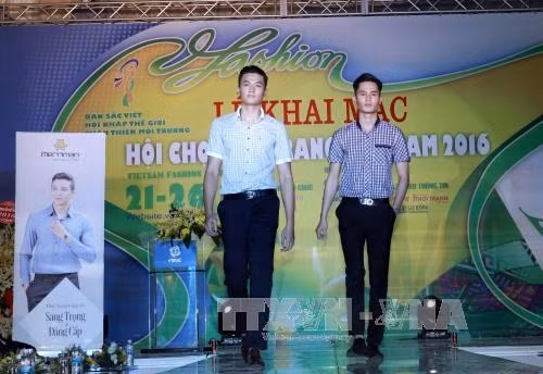 Trình diễn thời trang trong đêm khai mạc Hội chợ. Ảnh: Trần Việt - TTXVN