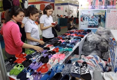 450 doanh nghiệp trên cả nước tham gia trưng bày, giới thiệu và bán các sản phẩm thời trang dệt may, da giày, hóa mỹ phẩm…
