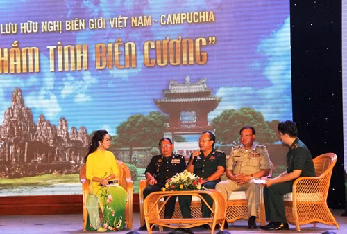 Đại diện lãnh đạo Bộ đội Biên phòng tỉnh Tây Ninh và Tiểu khu Quân sự và Ty Công an tỉnh Svay Rieng (Campuchia) tham gia đêm giao lưu. Ảnh: Đức Hoảnh- TTXVN