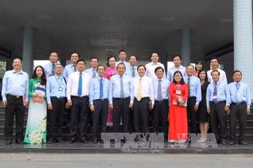 Phó Thủ tướng Trương Hòa Bình, lãnh đạo Thành ủy Thành phố Hồ Chí Minh với các đại biểu Học viện Cán bộ Thành phố Hồ Chí Minh. Ảnh: Thanh Vũ - TTXVN