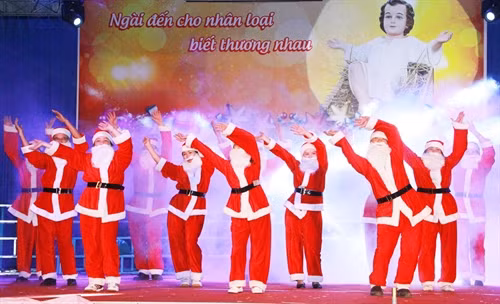Hòa chung không khí vui tươi, an lành của đêm Giáng Sinh năm 2016, anh em các dân tộc trên Cao nguyên Đắk Lắk từ các buôn làng nô nức đua nhau về Trung tâm ngã sáu Buôn Ma Thuột, nơi có Tòa Giám mục, Nhà thờ Chính tòa (Giáo xứ Thánh tâm) để xem ca nhạc, chiêm ngưỡng các hang đá được trang hoàng đèn, hoa, bông tuyết lộng lẫy tái hiện lại cảnh “Chúa Giáng sinh”… tận hưởng một mùa Nôen ấp áp, và an lành. Trong ảnh: Tiết mục văn nghệ tại Nhà thờ Chính tòa (Giáo xứ Thánh tâm) Đắk Lắk. Ảnh: Tuấn Anh – TTXVN.