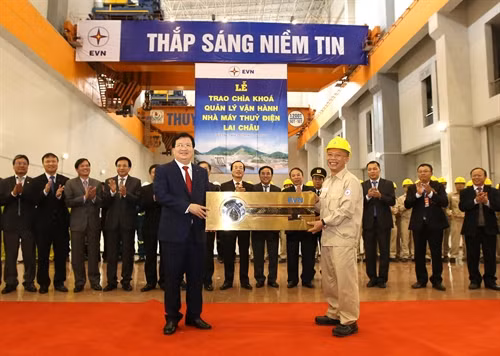 Phó Thủ tướng Chính phủ Trịnh Đình Dũng trao tượng trưng chìa khóa quản lý, vận hành nhà máy thủy điện Lai Châu. Ảnh: Ngọc Hà – TTXVN