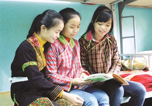Học sinh trường dân tộc nội trú huyện Cao Lộc giúp nhau ôn bài