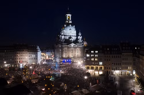 Người dân Đức có truyền thống tập trung cầu nguyện và đón Giáng sinh tại Dresden tối 23/12. EPA/ TTXVN