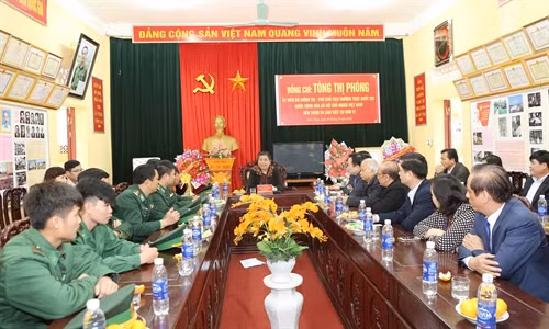 Phó Chủ tịch Quốc hội Tòng Thị Phóng thăm, làm việc tại Đồn Biên phòng Đàm Thủy, tỉnh Cao Bằng. Ảnh: Phương Hoa – TTXVN