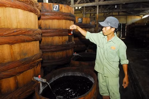 Sản xuất nước mắm truyền thống tại Công ty Cổ phần nước mắm Phan Thiết (PT FISACO).