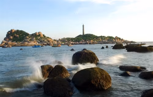 Kê Gà như một thiên đường xanh vươn mình trên bãi biển đầy nắng và gió.