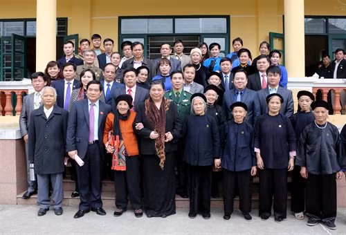 Phó Chủ tịch Quốc hội Tòng Thị Phóng chụp ảnh lưu niệm với cán bộ, nhân dân huyện Hà Quảng, tỉnh Cao Bằng. Ảnh: Phương Hoa- TTXVN