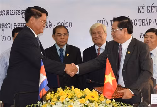Lãnh đạo hai tỉnh Đồng Tháp (Việt Nam) và tỉnh Banteay Meanchey (Campuchia) trao biên bản hợp tác