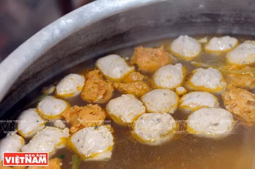 ...và luôn được đun lửa nhỏ để nước dùng không bị đục.