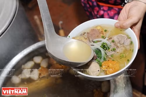 Nước dùng của bún bò Huế không giống với bất cứ loại nước dùng nào khác...