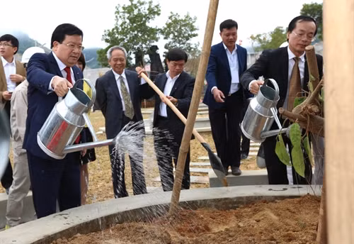 Phó Thủ tướng Trịnh Đình Dũng trồng cây lưu niệm tại công trình. Ảnh: Ngọc Hà – TTXVN