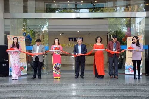 Lãnh đạo TTXVN cắt băng khai mạc hội chợ. Ảnh: Quang Quyết- TTXVN