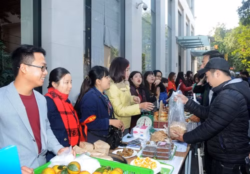 Sự phong phú của hội chợ đã thu hút nhiều khách hàng tới tham quan, mua bán. Ảnh: Quang Quyết- TTXVN