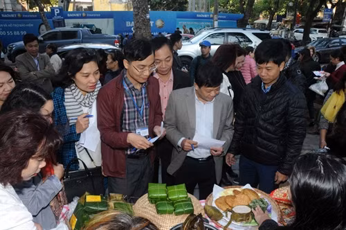 Ban tổ chức chấm điểm các gian hàng tham gia hội chợ. Ảnh: Quang Quyết- TTXVN