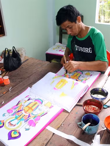 Nghệ nhân vẽ các loại tranh phục vụ tín ngưỡng thờ cúng.