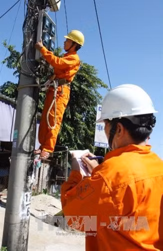 Công nhân Công ty điện lực Huyện Gio Linh kiểm tra công tơ điện định kì. Ảnh: Hồ Cầu-TTXVN