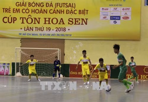 Trận đấu khai mạc giữa đội bóng Thành phố Hồ Chí Minh và đội Nghệ An. Ảnh: Xuân Dự - TTXVN