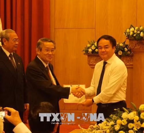 Ông Vũ Chiến Thắng (phải), Trưởng ban Ban Tôn giáo Chính phủ, trao Quyết định cho Mục sư Thái Phước Trường, Hội trưởng Hội Thánh Tin lành Việt Nam (miền Nam), Viện trưởng Viện Thánh kinh Thần học. Ảnh: Thu Hoài - TTXVN