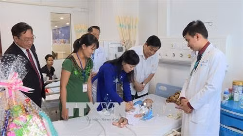 Bộ trưởng Bộ Y tế Nguyễn Thị Kim Tiến và các đại biểu thăm và tặng quà cho bệnh nhi đang điều trị tại Bệnh viện Nhi đồng Thành phố. Ảnh: Đinh Hằng – TTXVN