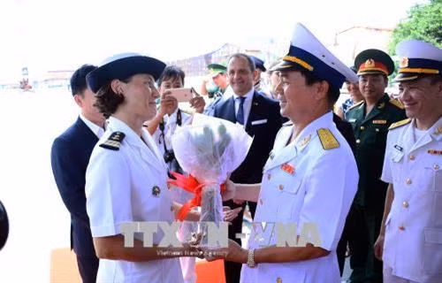 Đại tá Trần Đình Núi, đại diện lãnh đạo Vùng 2 Hải quân Việt Nam đón chỉ huy tàu hộ tống Surcouf thăm Thành phố Hồ Chí Minh. Ảnh: Xuân Khu-TTXVN