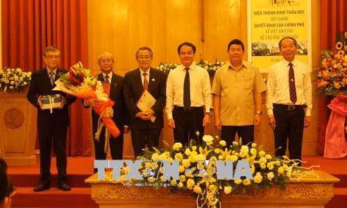 Lãnh đạo Ban Tôn giáo Chính phủ chúc mừng Ban Điều hành Viện Thánh kinh Thần học. Ảnh: Thu Hoài – TTXVN